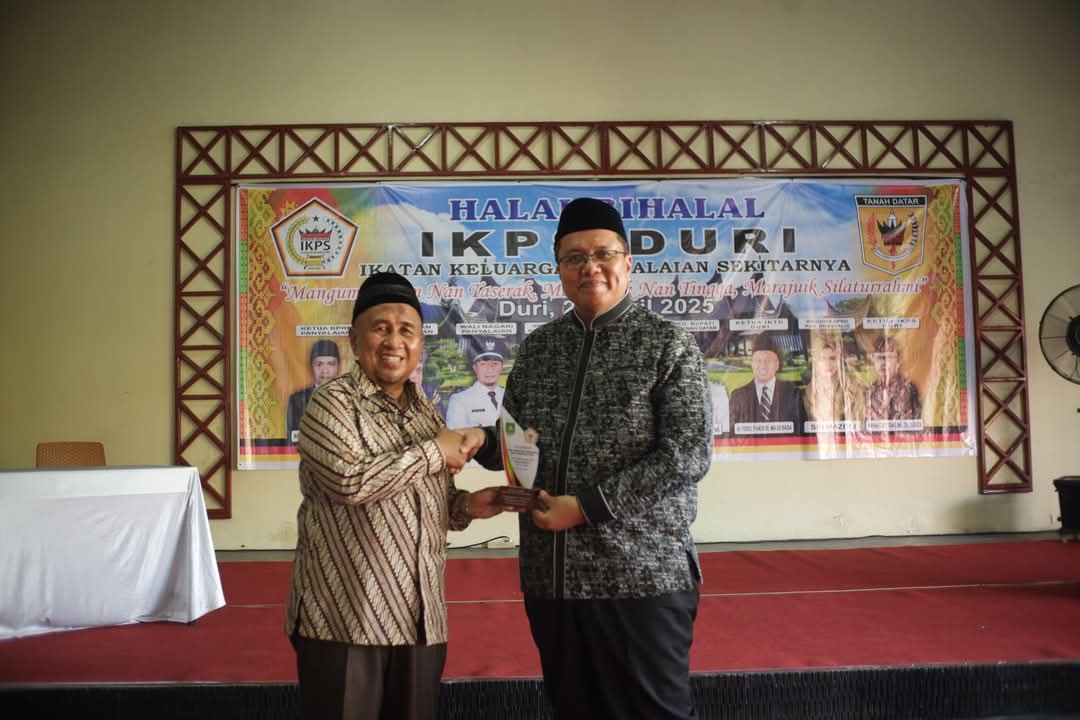 Wabup Ahmad Fadli saat serahkan cinderamata pada Ketua IKPS Duri, Khaizar Dalin.